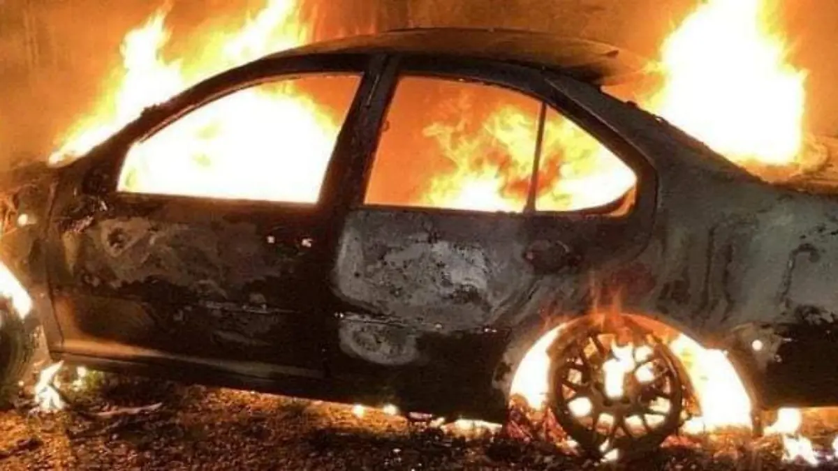 Incendian autos y una palapa en colonias de Jáltipan